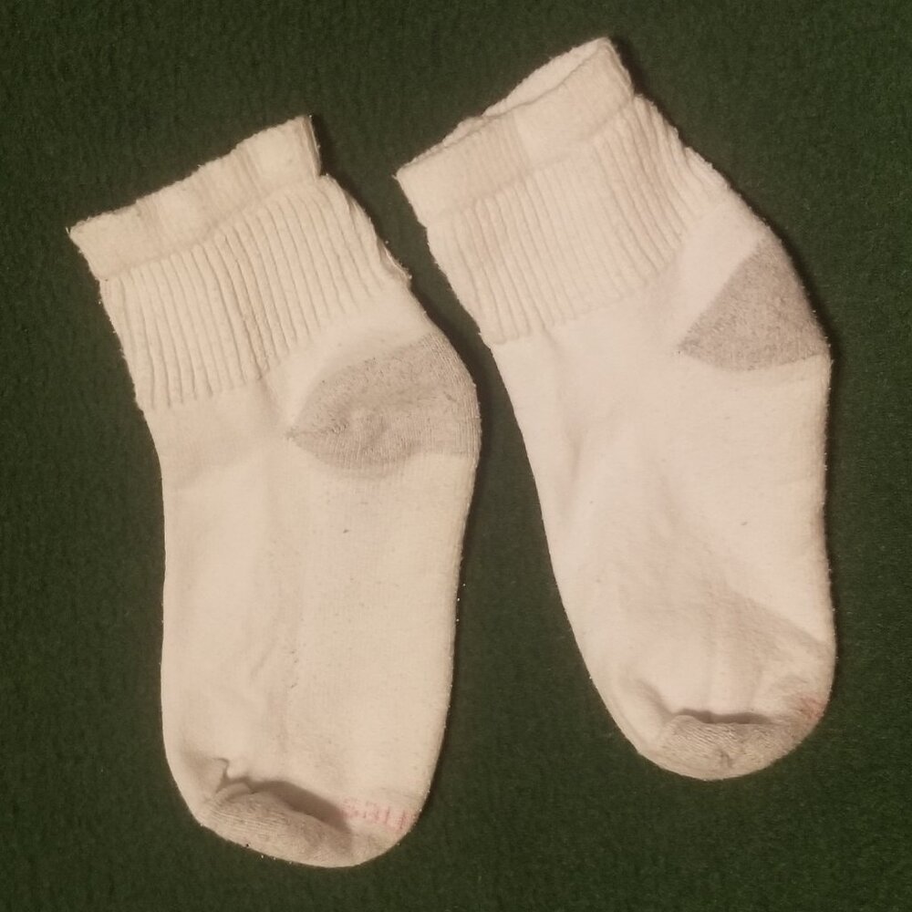 Six soft Hanes socks, size 5-9 - Picture 4 of 5
